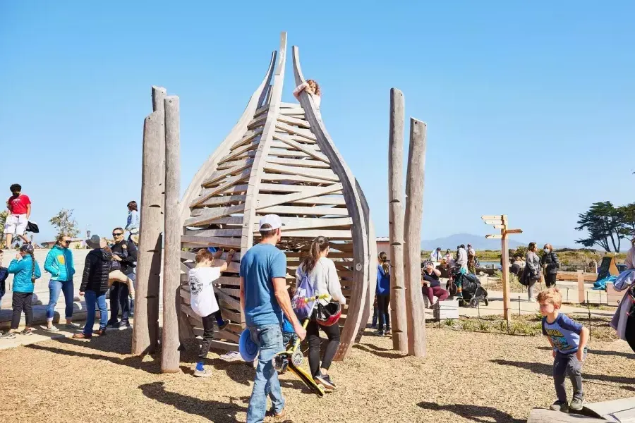 Las familias juegan en The Outpost en el Presidio